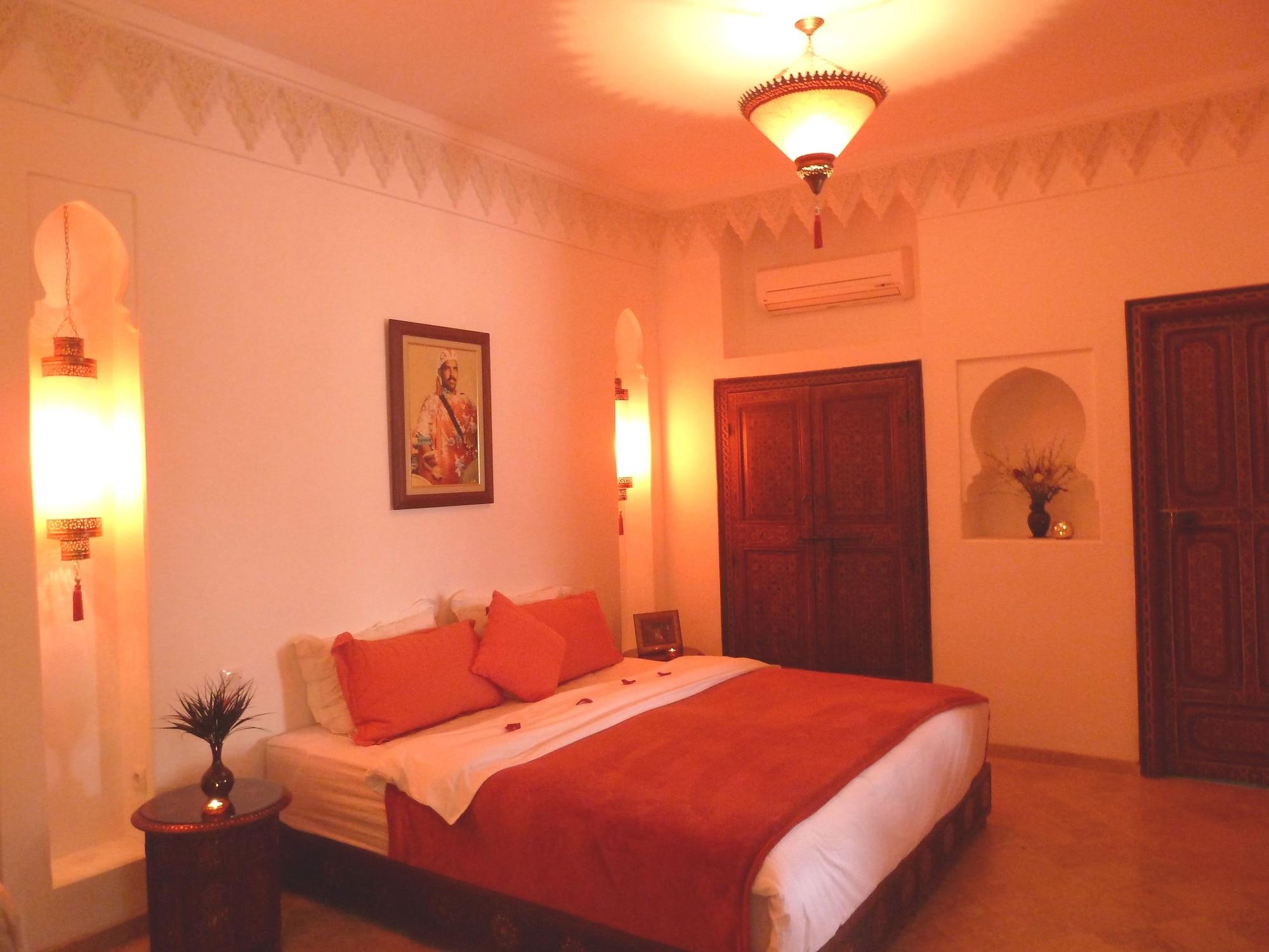 Riad Viva Marrákes Kültér fotó A bedroom in a hotel in Morocco