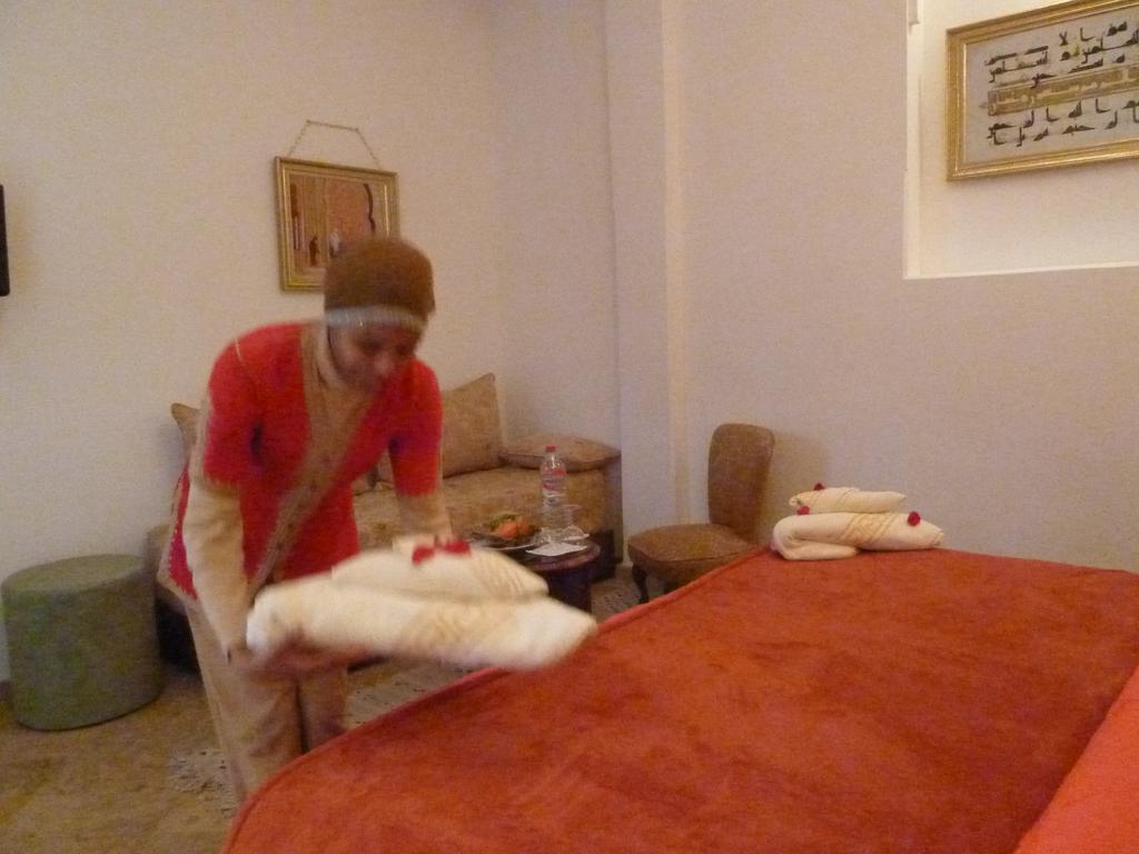 Riad Viva Marrákes Kültér fotó A chambermaid making a bed
