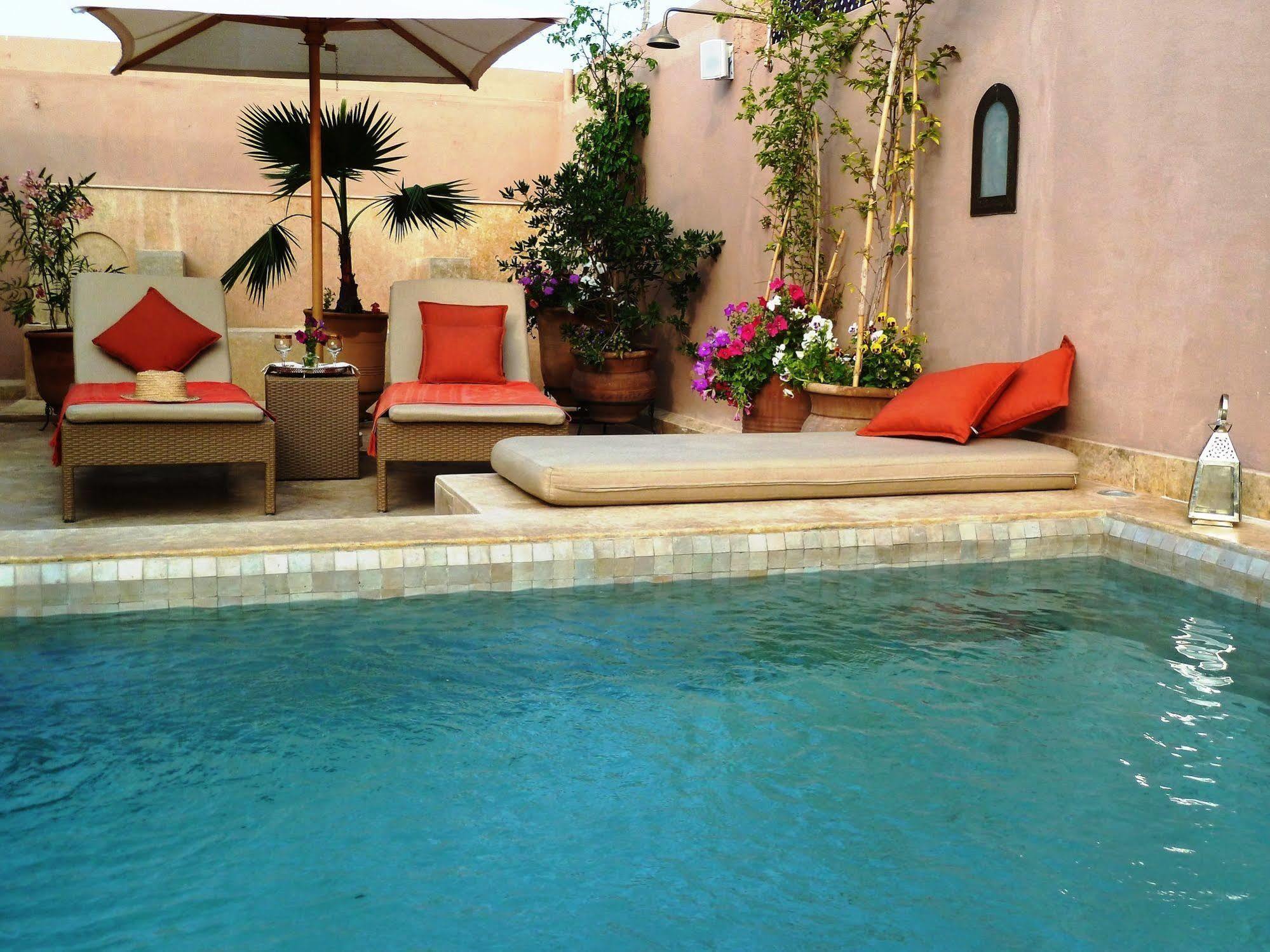 Riad Viva Marrákes Kültér fotó A swimming pool in Morocco